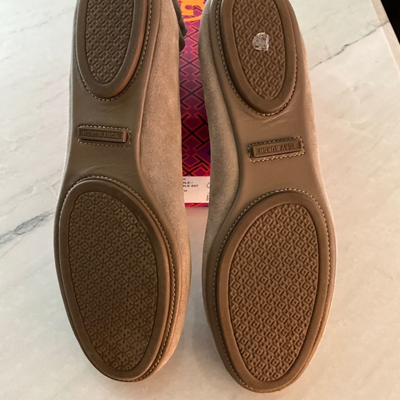 NWT Tory Burch Minnie Travel Ballet with Leather Logo  Suede Rocky Pebble 7 1/2 - Picture 8 of 8